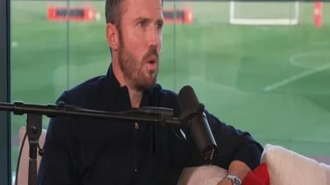 利物浦与维拉2-2握手言和，萨拉赫贡献双响，努涅斯错失良机